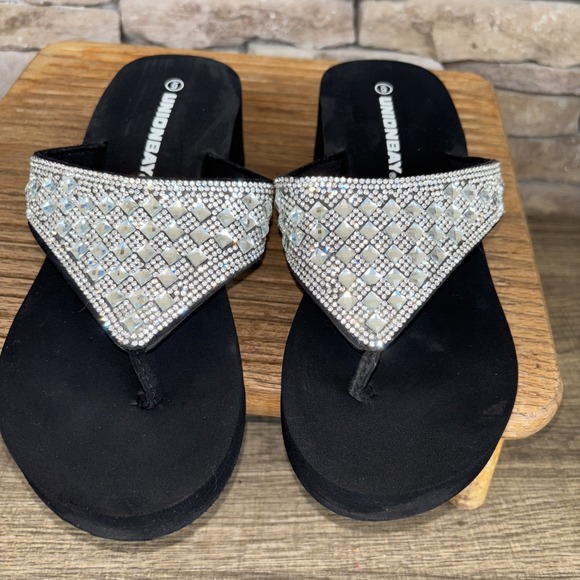UnionBay Women's Wedge Flip Flops Silver Rhinestones Embellished Sandals Sz 6 - Picture 1 of 7